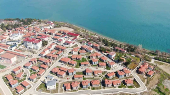 Depremin merkez üssünde göl manzaralı TOKİ konutları dikkat çekiyor