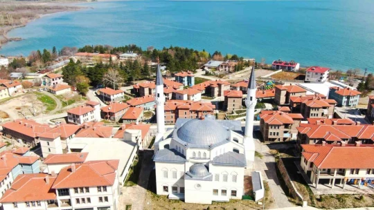 Depremin merkez üssünde göl manzaralı TOKİ konutları dikkat çekiyor
