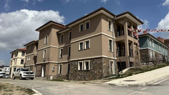 Depremin merkez üssünde göl manzaralı TOKİ konutları dikkat çekiyor