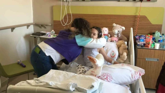 Depremin simgesi Yağmur'un en büyük hayali gerçekleşti, sanatçı Deniz Toprak ile düet yaptı