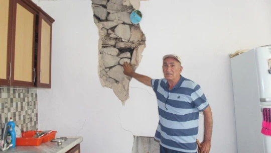 Depremin vurduğu köylerde çadırlar kurulmaya başlandı