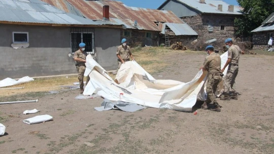 Depremin vurduğu köylerde çadırlar kurulmaya başlandı