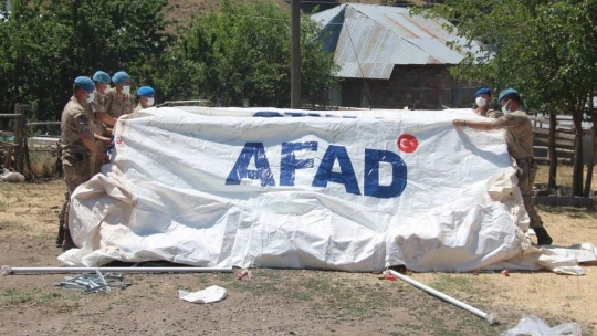 Depremin vurduğu köylerde çadırlar kurulmaya başlandı