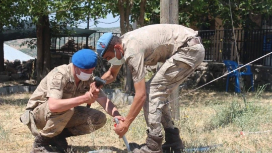 Depremin vurduğu köylerde çadırlar kurulmaya başlandı