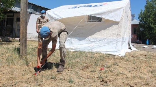 Depremin vurduğu köylerde çadırlar kurulmaya başlandı