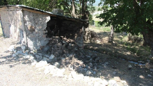 Depremin vurduğu köylerde çadırlar kurulmaya başlandı