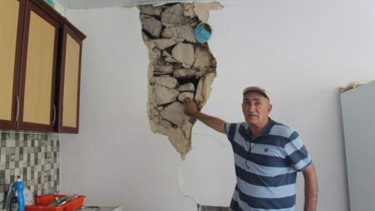 Depremin vurduğu köylerde çadırlar kurulmaya başlandı