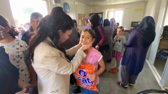 Depremzede akranlarına kırtasiye yardımında bulunan öğrenciden yüreklere dokunan sözler