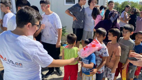 Depremzede akranlarına kırtasiye yardımında bulunan öğrenciden yüreklere dokunan sözler