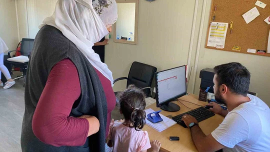 Depremzede akranlarına kırtasiye yardımında bulunan öğrenciden yüreklere dokunan sözler