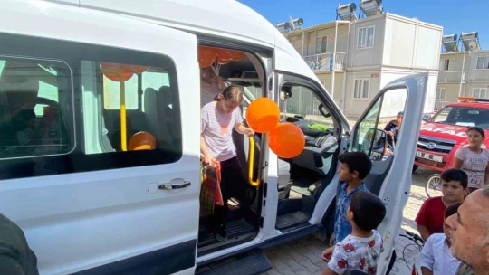 Depremzede akranlarına kırtasiye yardımında bulunan öğrenciden yüreklere dokunan sözler