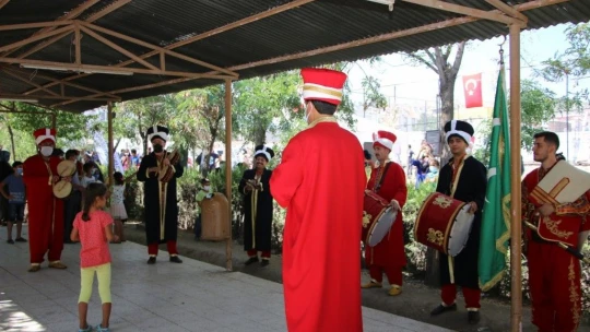 Depremzede çocuklar geleneksel oyunlarla eğlendi