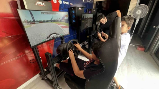 Depremzede çocuklar mobil simülatör ile eğlendi