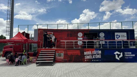 Depremzede çocuklar mobil simülatör ile eğlendi