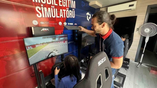 Depremzede çocuklar mobil simülatör ile eğlendi
