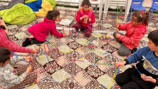 Depremzede çocuklar, oyun çadırında eğleniyor