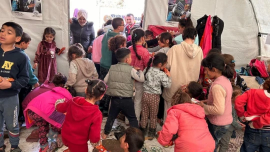 Depremzede çocuklar, oyun çadırında eğleniyor