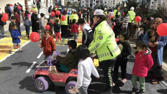 Depremzede çocuklar polislerle doyasıya eğlendi