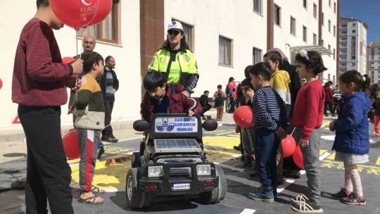 Depremzede çocuklar polislerle doyasıya eğlendi