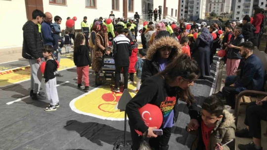 Depremzede çocuklar polislerle doyasıya eğlendi