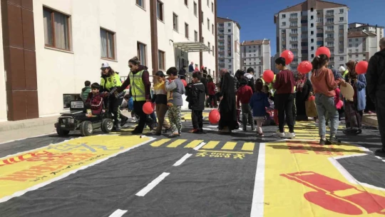 Depremzede çocuklar polislerle doyasıya eğlendi