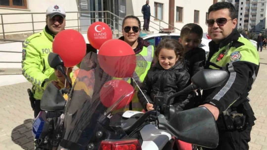 Depremzede çocuklar polislerle doyasıya eğlendi