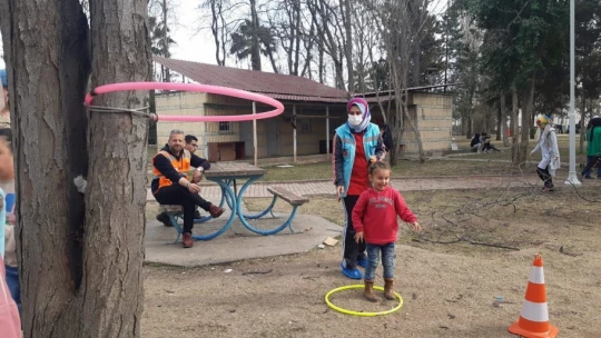 Depremzede çocuklara yönelik sinema saati ve parkur oyunları etkinliği