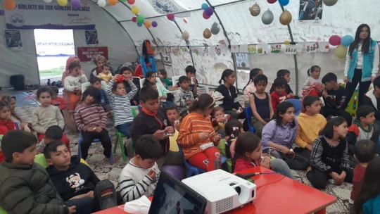 Depremzede çocuklara yönelik sinema saati ve parkur oyunları etkinliği