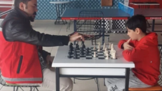 Depremzede çocukların yüzü destek ekipleri ile gülüyor