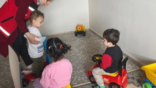 Depremzede çocukların yüzü destek ekipleri ile gülüyor