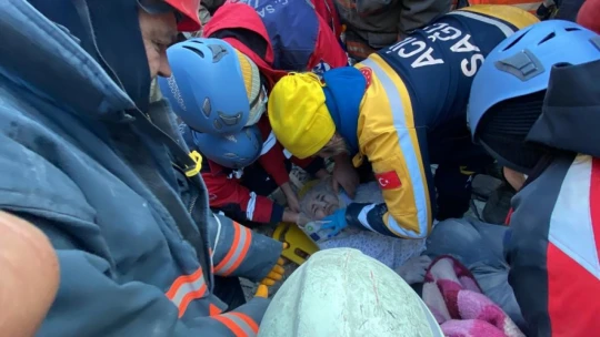 Depremzede itfaiyeciler ailelerini bırakıp yardımı koştu