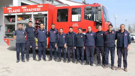 Depremzede itfaiyeciler ailelerini bırakıp yardımı koştu