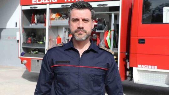 Depremzede itfaiyeciler ailelerini bırakıp yardımı koştu