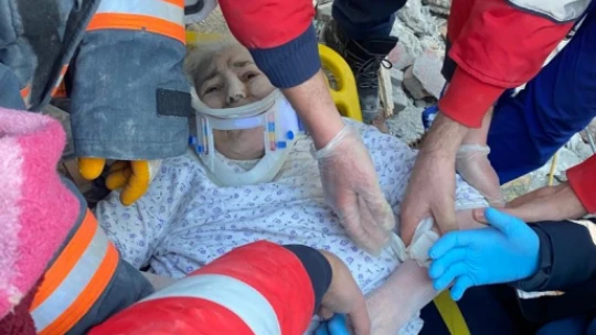 Depremzede itfaiyeciler ailelerini bırakıp yardımı koştu