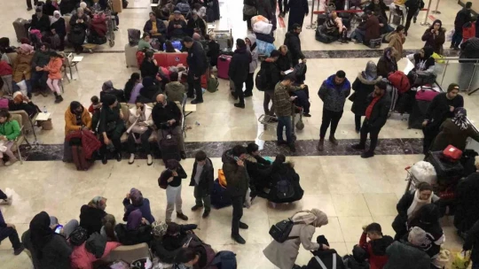Depremzedeler Elazığ Havalimanı'na akın etti, adım atacak yer kalmadı