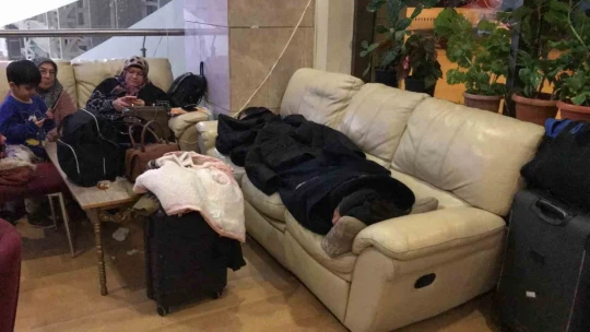 Depremzedeler Elazığ Havalimanı'na akın etti, adım atacak yer kalmadı