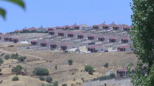 Depremzedeler göl manzaralı çelik konstrüksiyonlu konutlarına yerleşti