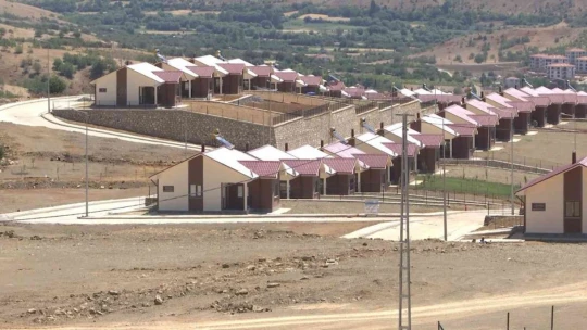 Depremzedeler göl manzaralı çelik konstrüksiyonlu konutlarına yerleşti