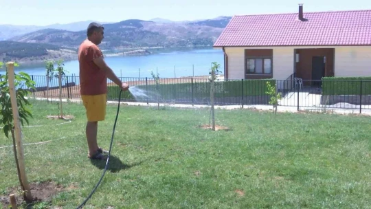 Depremzedeler göl manzaralı çelik konstrüksiyonlu konutlarına yerleşti