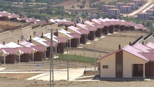 Depremzedeler göl manzaralı çelik konstrüksiyonlu konutlarına yerleşti