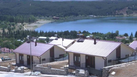 Depremzedeler göl manzaralı çelik konstrüksiyonlu konutlarına yerleşti