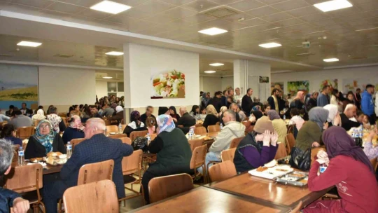 Depremzedeler iftarlarını kaldıkları GSB yurtlarında açtı