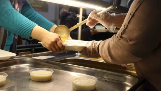 Depremzedeler iftarlarını kaldıkları GSB yurtlarında açtı