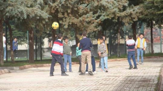 Depremzedeler yurtlarda ağırlanmaya devam ediyor