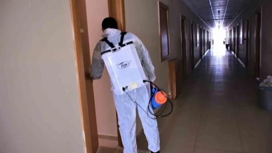 Depremzedelerin konakladığı yurtlarda hijyen çalışmaları