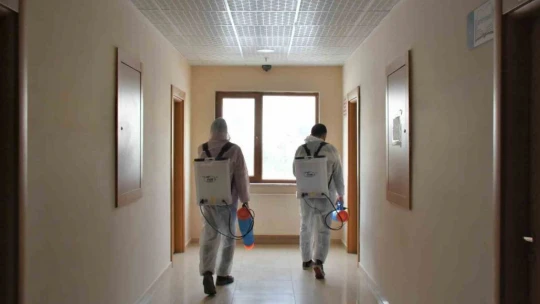 Depremzedelerin konakladığı yurtlarda hijyen çalışmaları