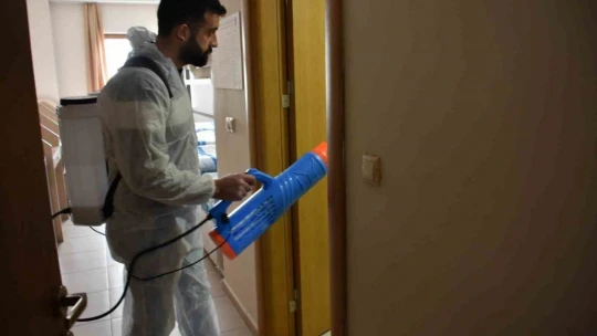Depremzedelerin konakladığı yurtlarda hijyen çalışmaları
