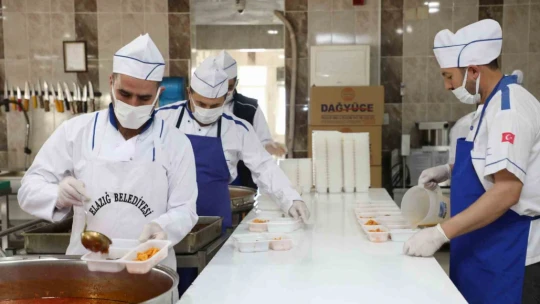 Dev kazanlar depremzede vatandaşlar için kaynıyor