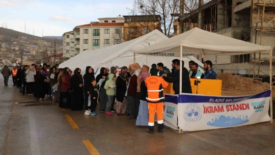 Dev kazanlar depremzede vatandaşlar için kaynıyor