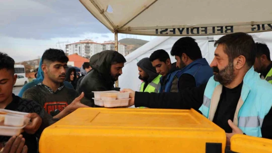 Dev kazanlar depremzede vatandaşlar için kaynıyor